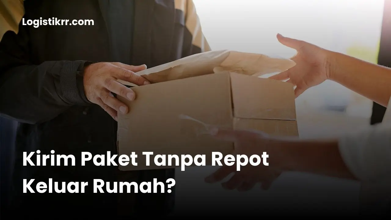 Kurir menjemput paket di rumah pelanggan layanan door to door Logistik RR